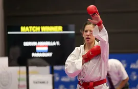 La paraguaya Yennifer Servín después de acceder a la Final del Karate -55 kg en la Secretaría Nacional de Deportes.
