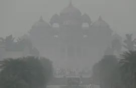 El templo Akshardham, en Nueva Delhi, visto a través de la bruma este jueves.