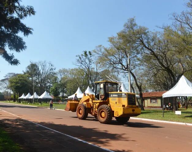 Preparativos para la Expo Yguazú 2023, que se inicia el jueves en la Plaza de la Amistad.
