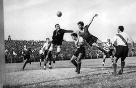 Una de las grandes virtudes de Arsenio Erico era el salto; siempre ganaba a pesar de que el o los rivales expongan mayor altura. Uno de los saltos en un partido frente a River Plate.