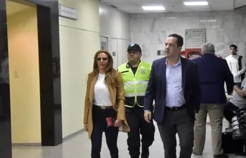 Rodolfo Friedmann (senador por la ANR) y su esposa Marly Figueredo llegan a Palacio de Justicia para la audiencia preliminar.