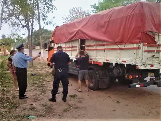 El camión repleto de mercaderías presumiblemente de contrabando incautado en Pirayú