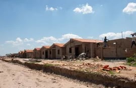 La construcción de viviendas se ejecuta como parte del plan de reactivación económica del Gobierno, pero la demanda de soluciones habitacionales supera ampliamente la oferta, sobre todo para la clase media.