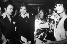 Una fotografía de archivo de la ex leyenda del fútbol alemán Franz Beckenbauer (i) y sus compañeros del Cosmos New York, Giorgio Chinaglia (II de izda.) y Pelé en Nueva York. EE.UU., 5 de septiembre de 1977.