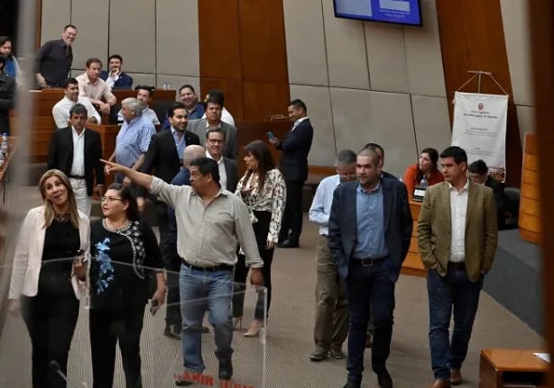 El diputado Sergio Rojas (PLRA), con el brazo en alto, solicitó un primer cuarto intermedio para reunir a todos los liberales para definir una postura, pero no se pudo asegurar el voto de todos.