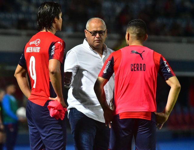 Francisco Arce (c), entrenador de Cerro Porteño, durante una charla con Marcelo Moreno Martins (i) y Claudio Aquino.