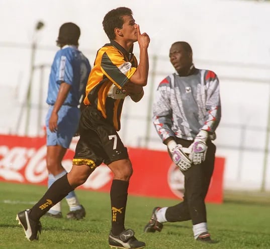 El aurinegro Derlis Soto festejó así su gol frente al Bolívar en 1997.