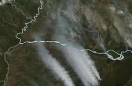 En la imagen satelital se observa la densa humareda proveniente de Corrientes, Argentina y que cubre la ciudad de Pilar.
