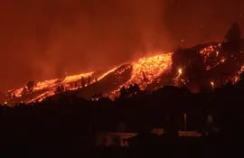 La lava derramándose del volcán de Cumbre Vieja en la isla española de La Palma, Canarias.