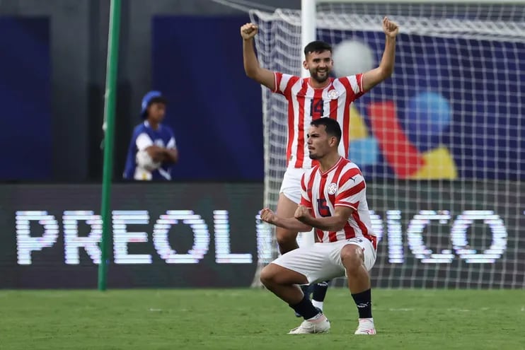 Fernando Román (atrás) y Fabrizio Peralta, jugadores de la selección paraguaya, celebran la victoria frente a Brasil en un partido del Preolímpico Sudamericano Sub 23 en el estadio Nacional Brígido Iriarte, en Caracas, Venezuela.