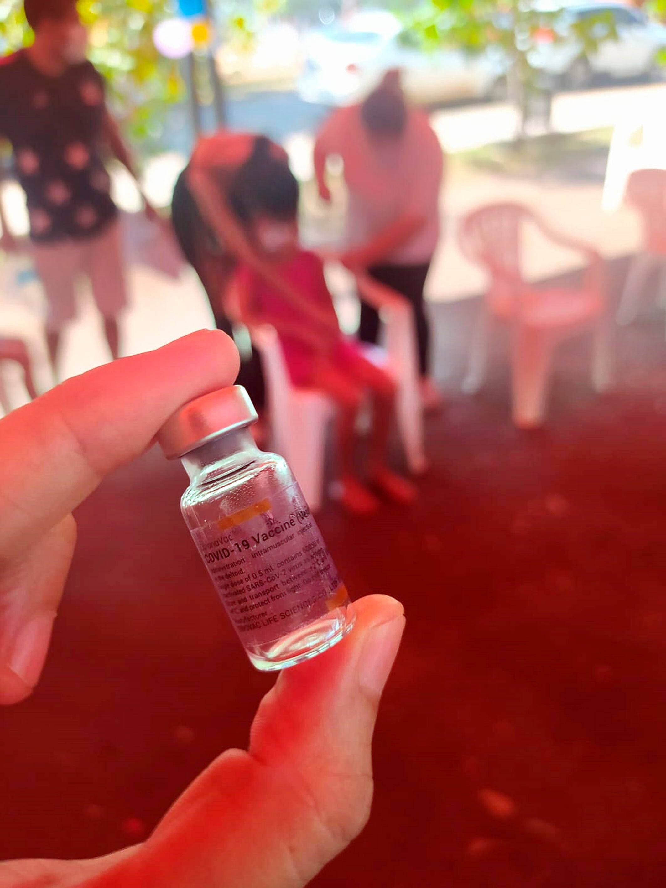 La vacunación de la población pediátrica se inició gracias a la donación de 500.000 vacunas Coronavac por parte de Brasil. 