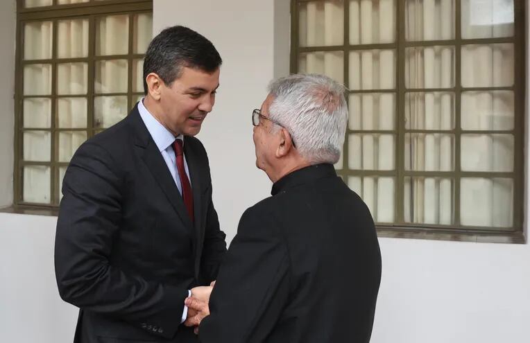 Presidente de la República, Santiago Peña, y el cardenal paraguayo Adalberto Martínez.