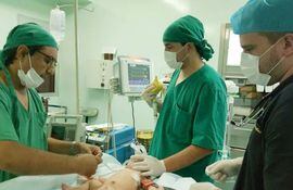 medicos-observan-a-la-pequena-paciente-antes-de-la-operacion-realizada-ayer-en-el-hospital-de-itaugua--200315000000-1432721.jpg