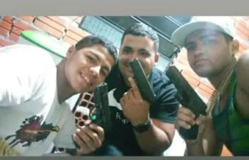 En medio, Valentín Domínguez ostentando una pistola calibre 9 mm junto con otras dos personas, también armadas.