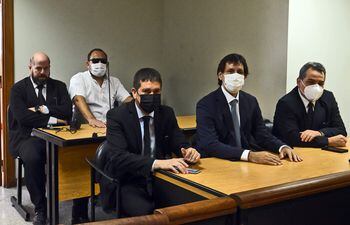 Raúl Fernández Lippmann (camisa blanca) y el abogado Carmelo Caballero, junto a sus defensores en la sala de juicios orales.