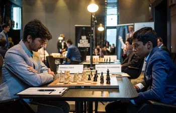 Dusseldorf 2023 R2 Gukesh vs Praggnanandhaa (Foto Lennart Ootes, WR Chess Masters).