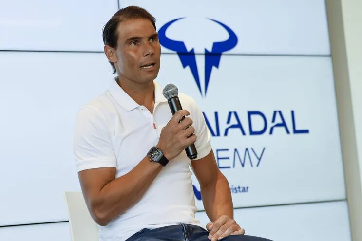 El tenista español Rafael Nadal ofrece una rueda de prensa en la Rafa Nadal Academy de Manacor (Mallorca), en la que anunció que no participará en la próxima edición del torneo de Ronald Garros y en la que afirmó que su intención es que el año que viene sea su último año como tenista profesional.