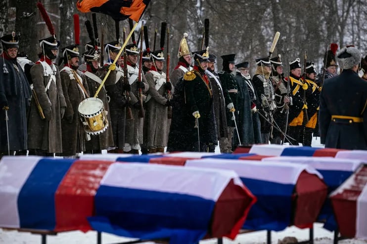 Ataviados con uniformes de la época, rinden honores militares en Rusia a los soldados caídos en la campaña de Napoléon de 1812.