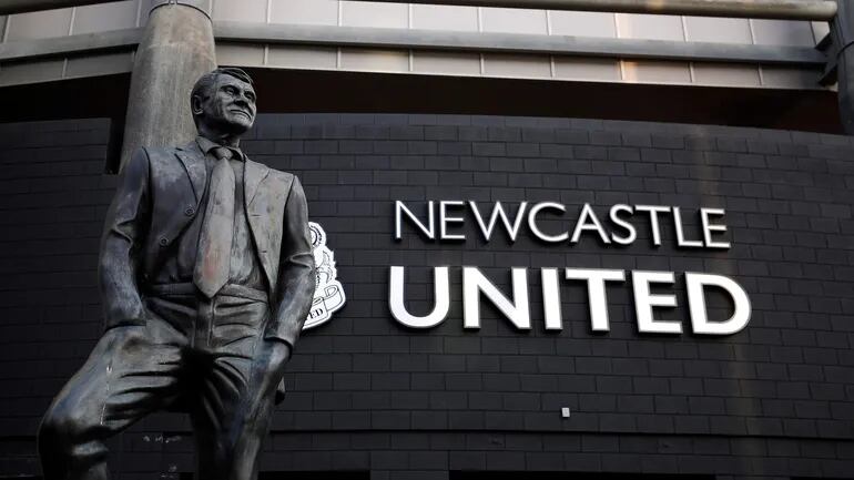 Newcastle (United Kingdom).- (FILE) - The Bobby Robson statue before the English Premier league soccer match between Newcastle United and Leicester City held at St James' Park stadium in Newcastle, Britain, 01 January 2020 (re-issued 07 October 2021). Newcastle United confirmed on 07 October 2021 that the Saudi Public Investment Fund (PIF), and also comprising PCP Capital Partners and RB Sports & Media, has completed the takeover of Newcastle United. (Reino Unido) EFE/EPA/LYNNE CAMERON EDITORIAL USE ONLY. No use with unauthorized audio, video, data, fixture lists, club/league logos or 'live' services. Online in-match use limited to 120 images, no video emulation. No use in betting, games or single club/league/player publications *** Local Caption *** 55816254
