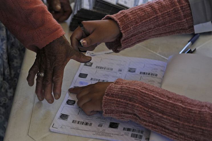 Una mujer emite su voto en La Paz, este domingo.