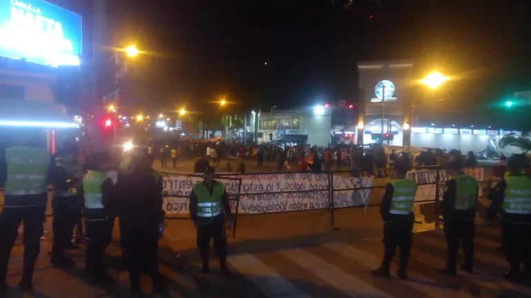 La avenida Eusebio Ayala sigue cortada por la manifestación en inmediaciones de Tribunal Superior de Justicia Electoral.