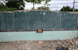 Entre escombros se encuentra el espacio donde Engineering SA debió construir una sala de clases en la escuela Delfín Chamorro del barrio Roberto L. Petit, en Asunción.