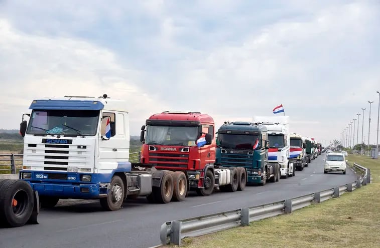 El paro camionero es la creación de nuevos Moyanos en nuestro país. Es  copiar  lo peor de la  Argentina.