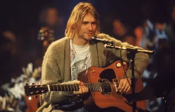 Kurt Cobain con la guitarra que será subastada.
