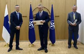 El secretario general de la OTAN, Jens Stoltenberg (c), recibe los pedidos de adhesión de Suecia y Finlandia. (EFE/EPA)