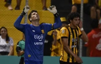 Gaspar Servio celebra el gol de Guaraní ante Nacional.