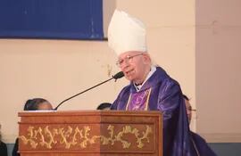 Monseñor Ignacio Gogorza, obispo emérito de Encarnación presidió la misa verpertina del octavo día del novenario de la Virgen de Caacupé.