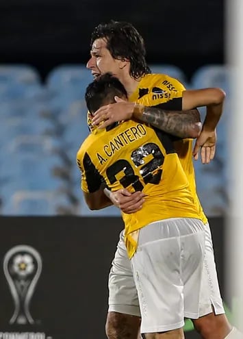 Alexis Cantero abraza a Federico Santander, goleadores del Indio ante el Danubio.