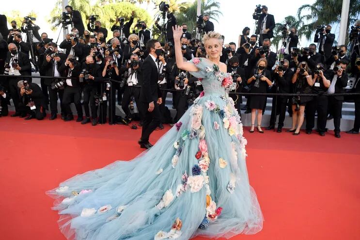 Toda la flora encima. Sharon Stone con este ampuloso vestido de tul celeste con flores en 3D de la firma Dolce & Gabbana en la red carpet de Cannes. Llamativo, ampuloso y complicado de llevar.