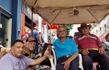 Jubilados acampan frente a la sede de la Caja de Jubilaciones del Personal Municipal. (gentileza).