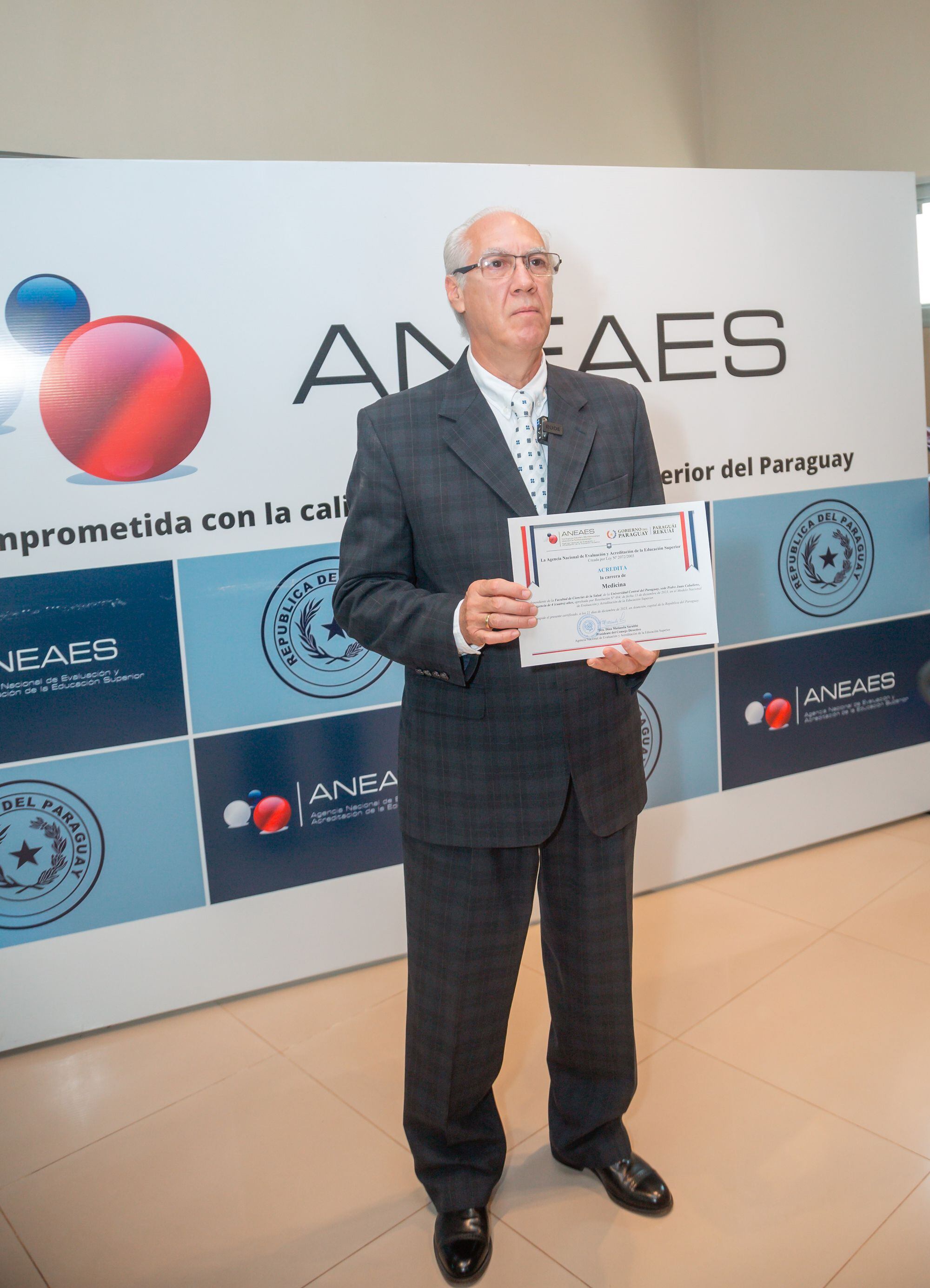 El rector de la Universidad Central del Paraguay, Ing. Luis Alberto López Zayas, exhibe con orgullo la acreditación recibida para la carrera de Medicina.
