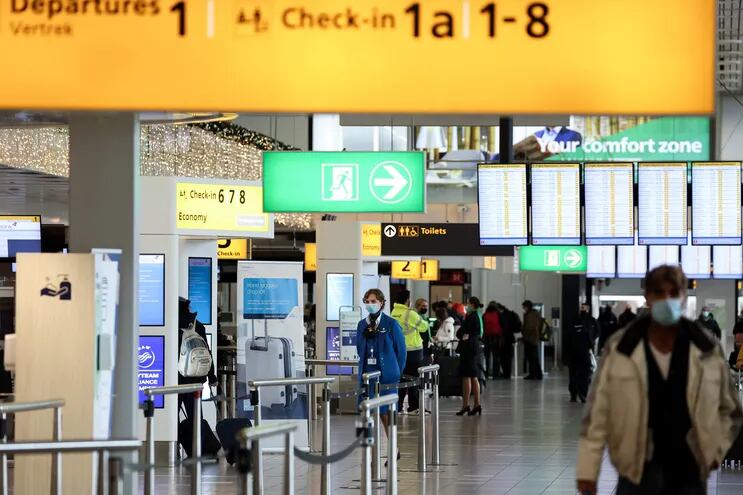 Países de todo el mundo comienzan a restringir llegadas de pasajeros desde regiones de África por temor a la expansión de la variante Ómicron.