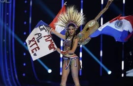 Nuestra compatriota Elicena Andrada, desfilando durante la gala de trajes alegóricos de Miss Universe 2023, en el Gimnasio Nacional en San Salvador (El Salvador).