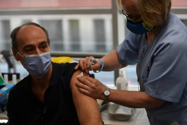 Un personal sanitario aplica una dosis de la vacuna de J&J Janssen, en el Wizink Center de Madrid. (Photo by PIERRE-PHILIPPE MARCOU / AFP)