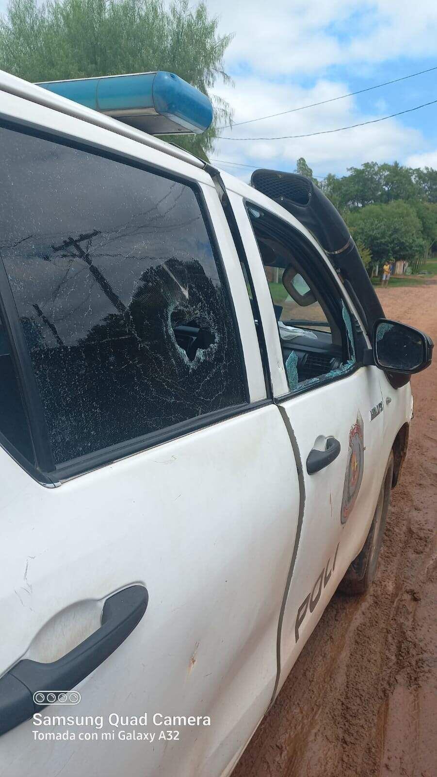 Las ventanilla de la Patrullera de la Comisaría Yaguarón fueron dañadas a pedrada por el supuesto roba motos