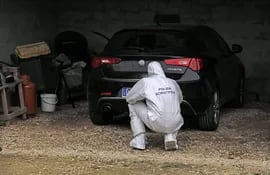Un oficial de la policía científica italiana escruta el automóvil que usaba el capo Matteo Messina Denaro, que fue capturado luego de 30 años de estar fugitivo.