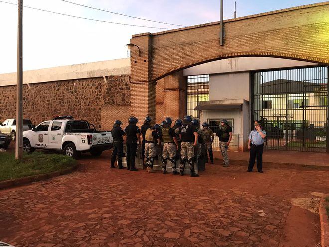 Uniformados se constituyen frente al penal de Pedro Juan Caballero, de donde se fugaron cerca de 90 reclusos del PCC.