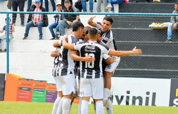 Los jugadores del Deportivo Santaní festejan uno de los tres tantos de la victoria 3-0 sobre River Plate por la ronda 28 de la División Intermedia.
