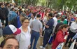 Varios docentes y funcionarios de la Universidad Nacional de Asunción (UNA) se congregan en la Plaza Uruguaya para luego marchar al Ministerio de Hacienda.