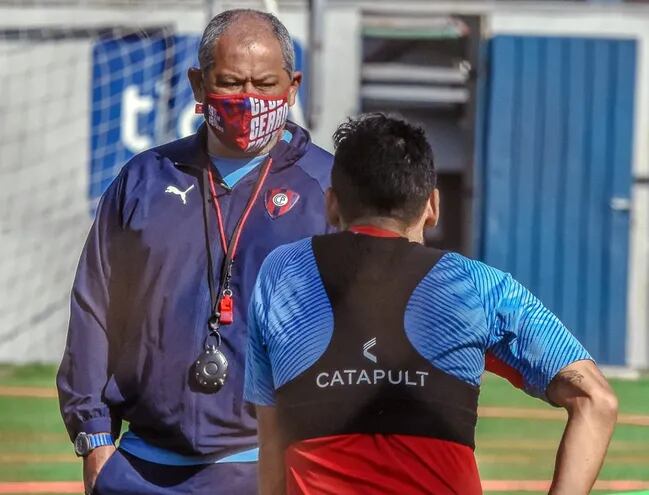 El entrenador Francisco Arce charlando con Federico Carrizo, en la práctica de Cerro Porteño.