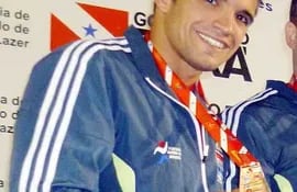 jose-lobo-con-la-medalla-de-plata-ganada-en-el-sudamericano-de-belem-do-para-brasil-el-mes-pasado-01256000000-396073.jpg