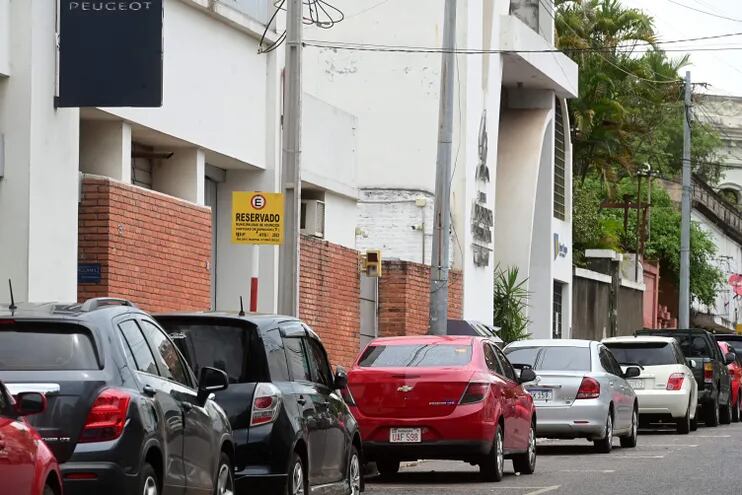 Imagen referencial de vehículos estacionados en las calles de Asunción.