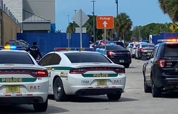 La policía llega al Walmart de Florida donde se registró un tiroteo.