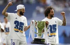 Karim Benzema  y Marcelo   sostienen el trofeo de la Liga española, que el Real Madrid ganó ayer por 35ª ocasión.
