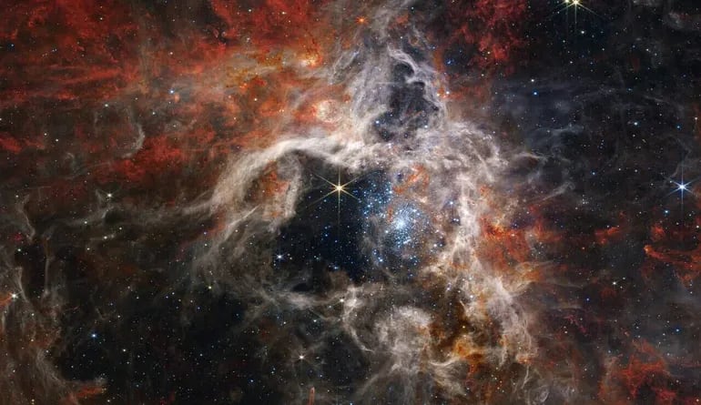 Un nuevo estudio dirigido por el astrónomo de la Universidad de Florida (Estados Unidos) Adam Ginsburg aporta unos hallazgos pioneros arrojan luz sobre una misteriosa región oscura en el centro de la Vía Láctea apodada ‘El Ladrillo’ debido a su opacidad, según publican en la revista ‘The Astrophysical Journal’.