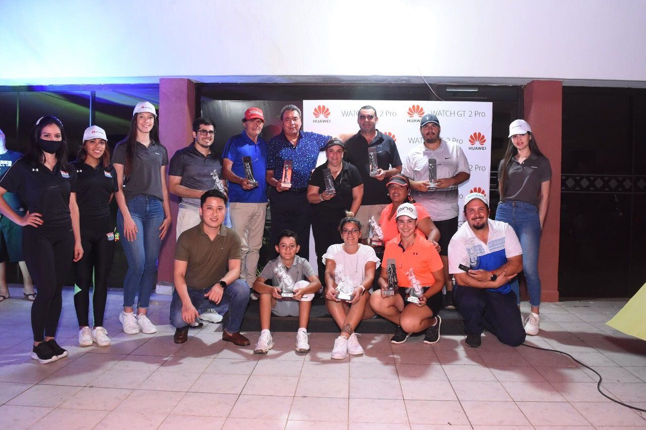 Premiados en el marco del torneo de golf en el Asunción Golf Club.